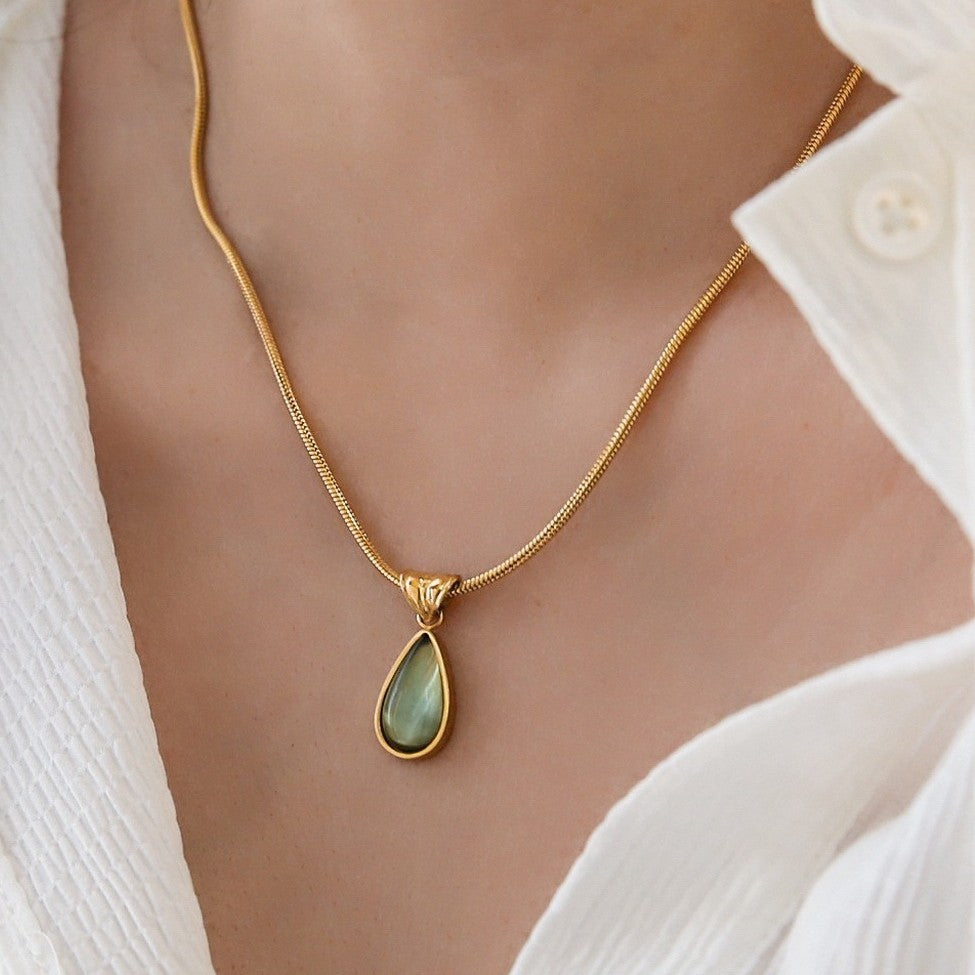 Gold Teardrop Pendant Necklace
