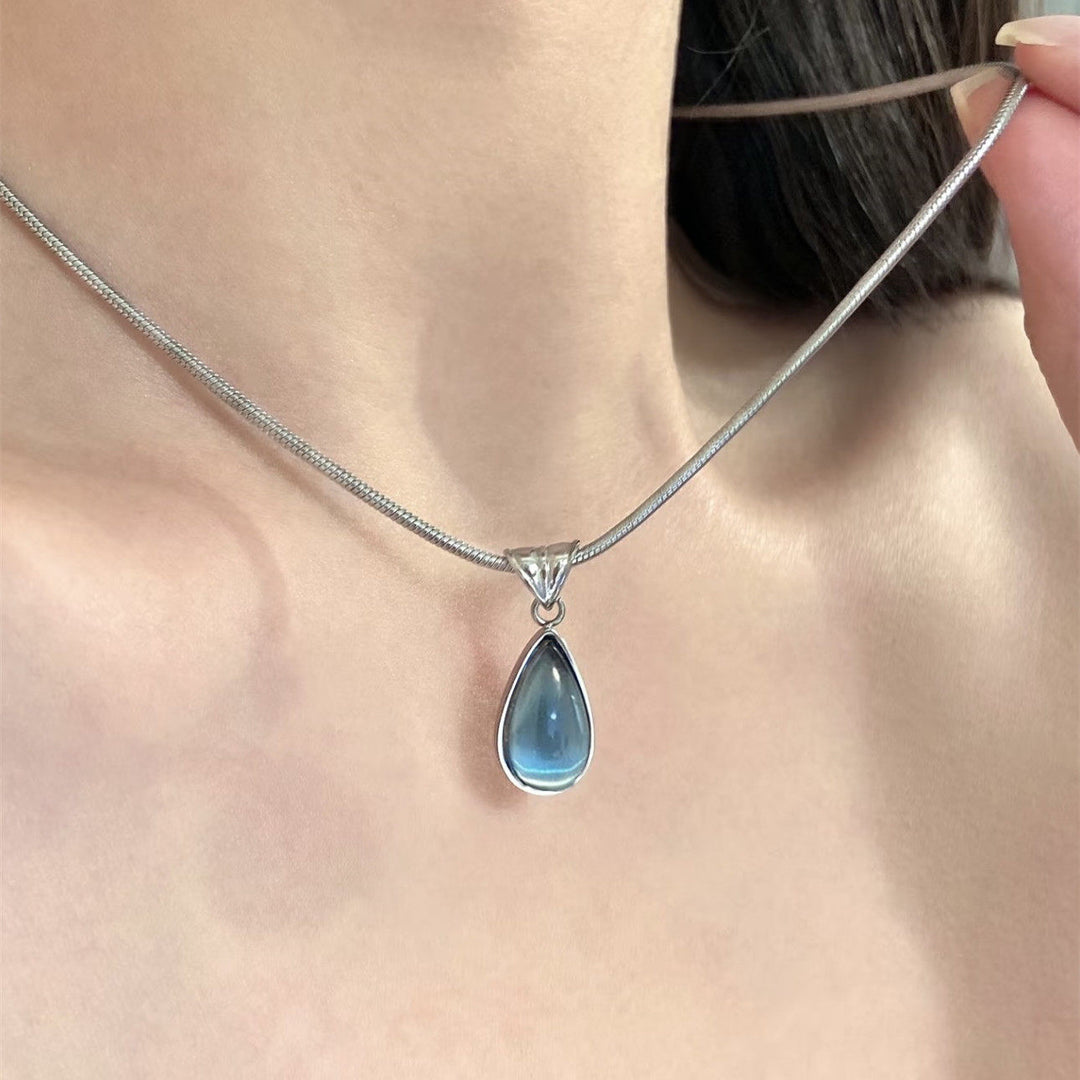 Gold Teardrop Pendant Necklace
