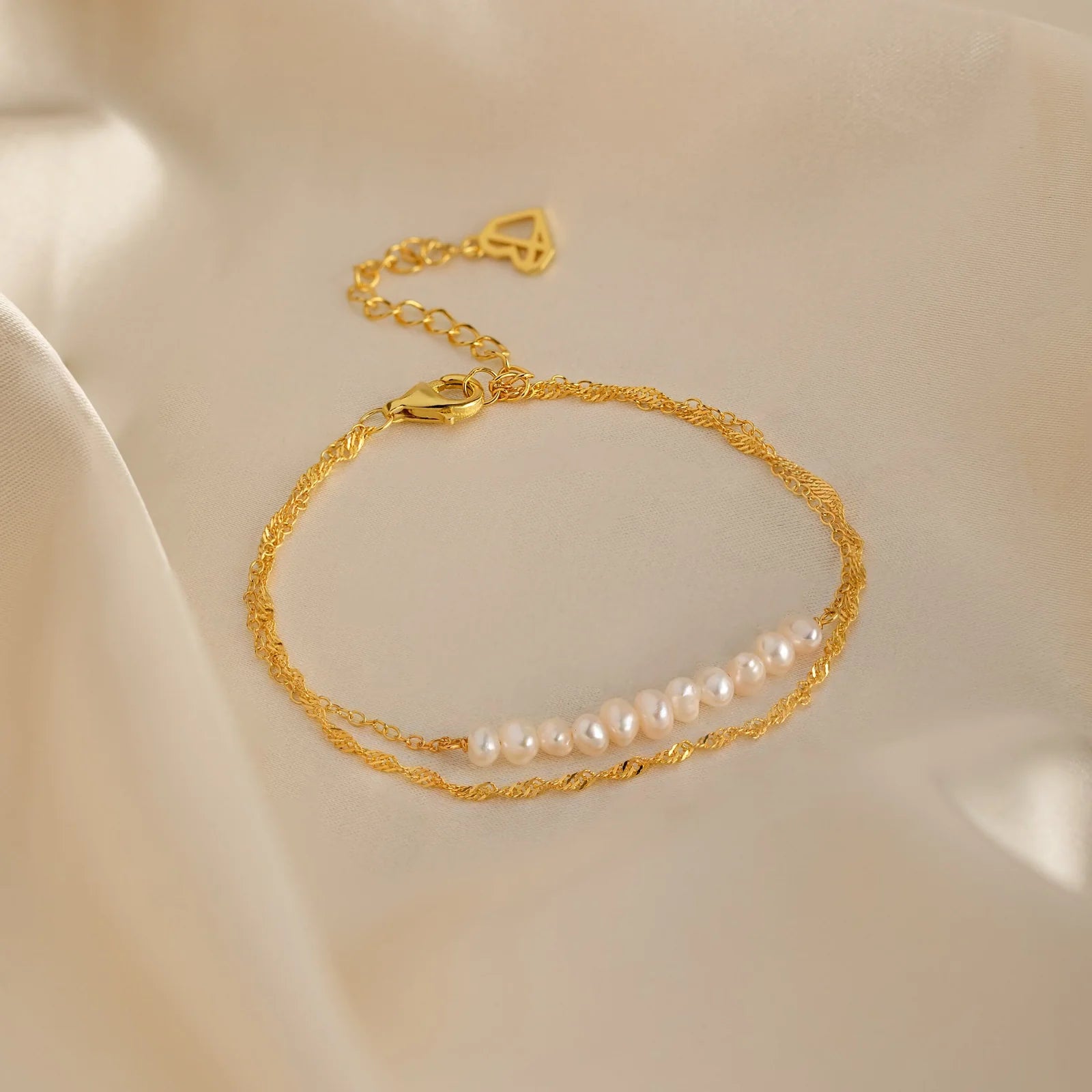 Pearl Layer Minimal Bracelet